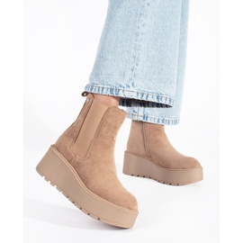 Bottines Chelsea en daim beige à semelles compensées 2