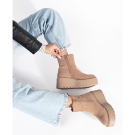Bottines Chelsea en daim beige à semelles compensées 4