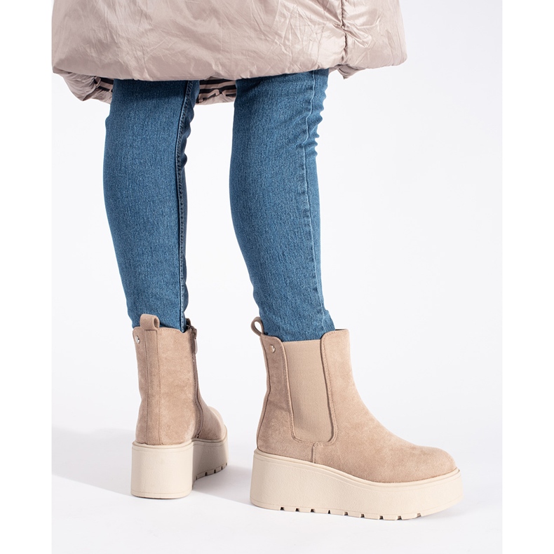 Bottines Chelsea en daim beige à semelles compensées 1