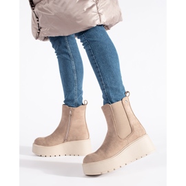 Bottines Chelsea en daim beige à semelles compensées 3