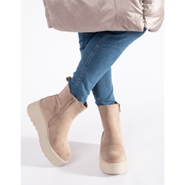 Bottines Chelsea en daim beige à semelles compensées 4