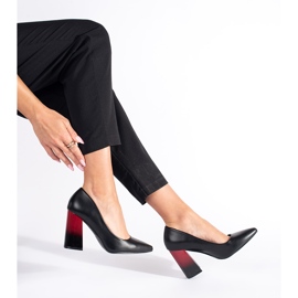 Escarpins noirs pour dames sur le poteau le noir 1