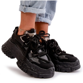 Baskets sportives féminines sur une semelle noire massive 4