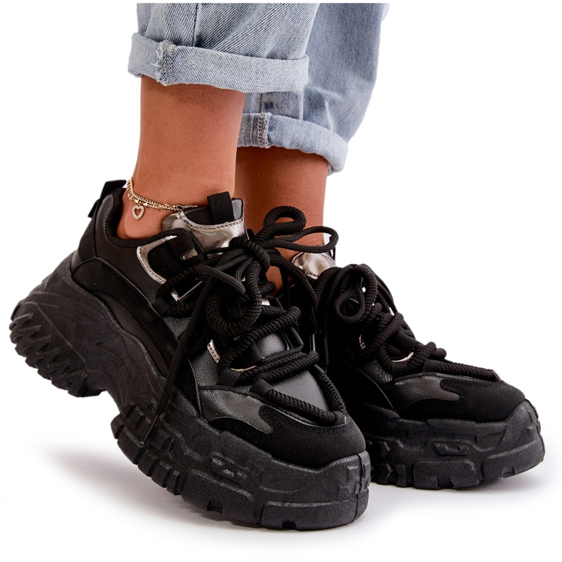 Baskets sportives féminines sur une semelle noire massive 4