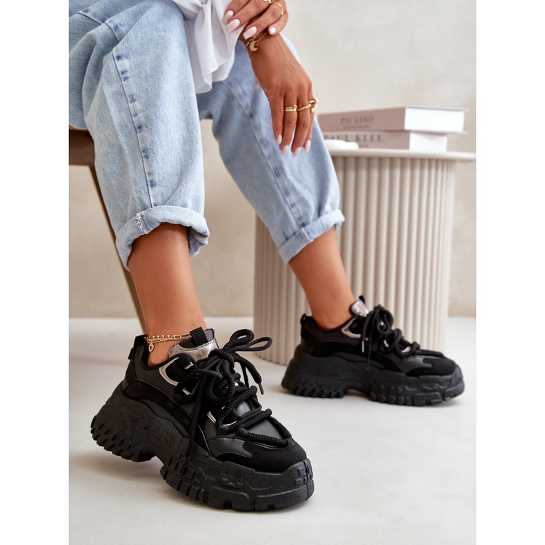 Baskets sportives féminines sur une semelle noire massive 1