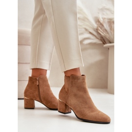 Bottines à talons hauts en daim écologique fermées par une fermeture éclair Sairis camel brun 3