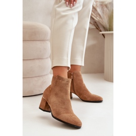 Bottines à talons hauts en daim écologique fermées par une fermeture éclair Sairis camel brun 2