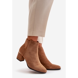 Bottines à talons hauts en daim écologique fermées par une fermeture éclair Sairis camel brun 1