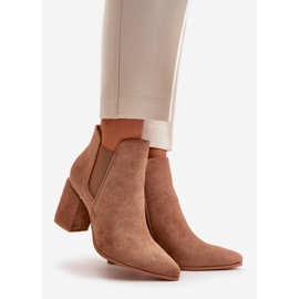 Bottes en daim écologique sur talon haut isolées marron Daivine brun 1