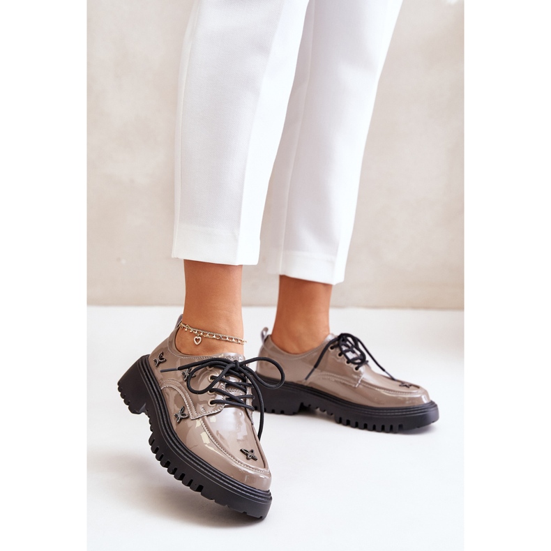 Chaussures Vernies Pour Dames Avec Décorations, Cuir Naturel Artiker 55C1010 Beige Foncé 2 Chaussures Vernies Pour Dames Avec Décorations, Cuir Naturel Artiker 55C1010 Beige Foncé 2