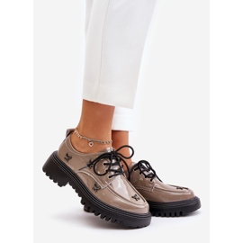 Chaussures Vernies Pour Dames Avec Décorations, Cuir Naturel Artiker 55C1010 Beige Foncé 1 Chaussures Vernies Pour Dames Avec Décorations, Cuir Naturel Artiker 55C1010 Beige Foncé 1