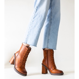 Bottines marron en cuir écologique par Gerges brun 1 Bottines marron en cuir écologique par Gerges brun 1