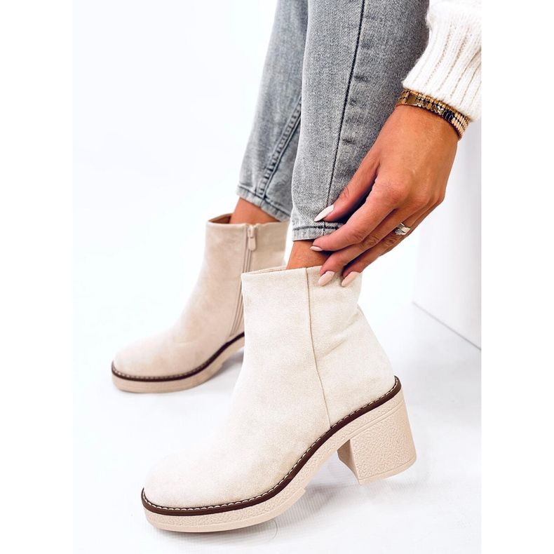 Eliza Bottines en daim beige à talons larges 1