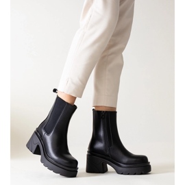 Bottines noires sur un énorme talon Tharney 1