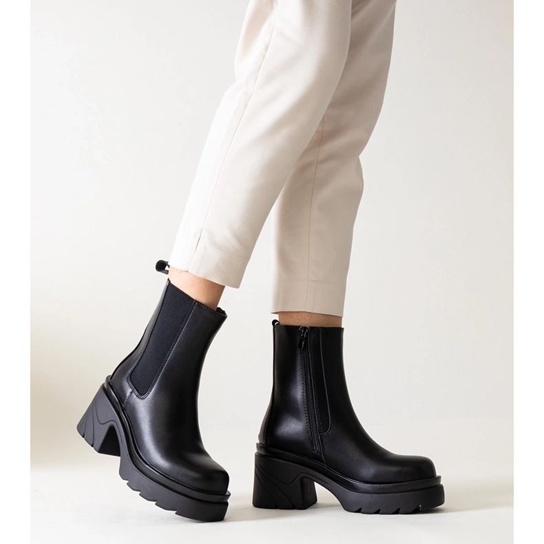 Bottines noires sur un énorme talon Tharney le noir 1