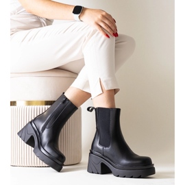 Bottines noires sur un énorme talon Tharney le noir 2