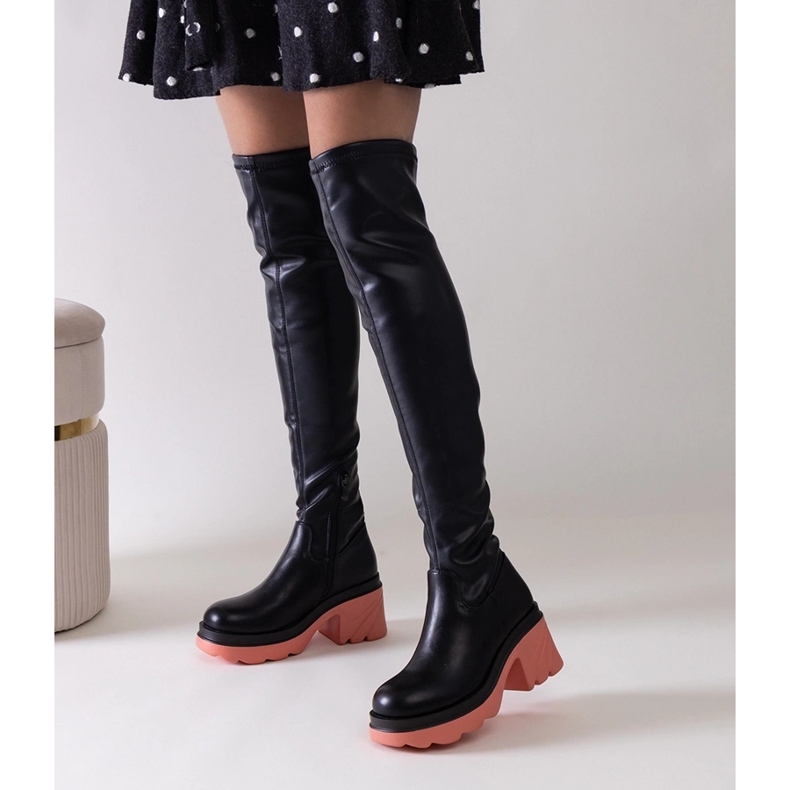 Bottes isolées noires avec un bloc Meragomi massif 1