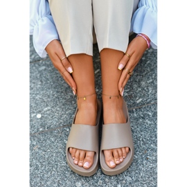 NEWS Tongs à plateforme en mousse Airaplea pour femmes de coloris marron beige 2 NEWS Tongs à plateforme en mousse Airaplea pour femmes de coloris marron beige 2