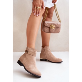 Bottes femme isolées beiges sur talon plat avec détail doré Ravasira 2