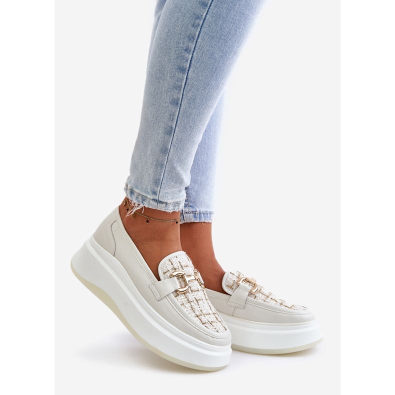 Mocassins en cuir pour femmes sur la plateforme avec décoration dorée Vinceza 89105 Beige clair 1