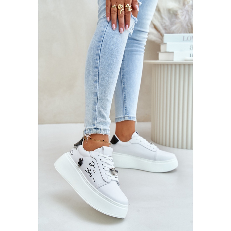 Baskets en cuir pour femmes sur la plateforme avec épingles et inscription Vinceza 89102 blanc 2