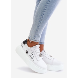 Baskets en cuir pour femmes sur la plateforme avec épingles et inscription Vinceza 89102 blanc 1