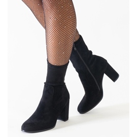 Bottines à talons hauts ajustées noires en éco-daim par Haner le noir 2