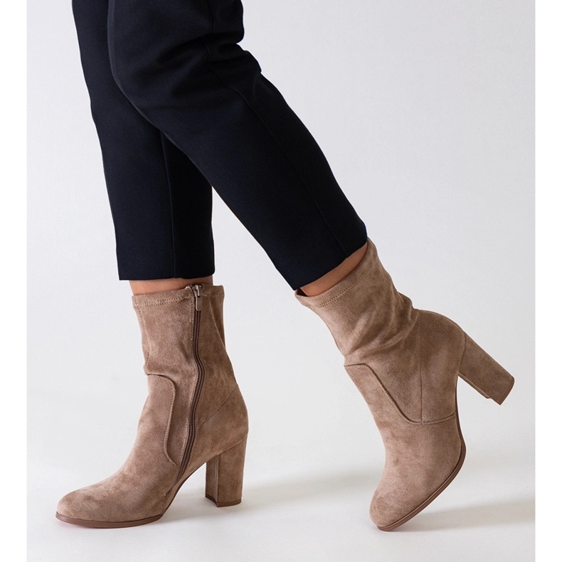 Bottines à talons hauts ajustées beiges en éco-daim par Haner 1