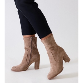 Bottines à talons hauts ajustées beiges en éco-daim par Haner 2