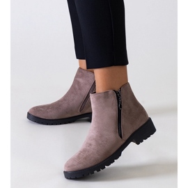 Bottines en éco-daim marron par Branda brun 1