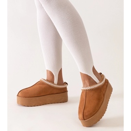 Chaussons marron décorés de broderies sur plateforme haute par Luanela brun 1 Chaussons marron décorés de broderies sur plateforme haute par Luanela brun 1