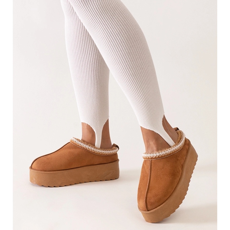 Chaussons marron décorés de broderies sur plateforme haute par Luanela brun 1 Chaussons marron décorés de broderies sur plateforme haute par Luanela brun 1