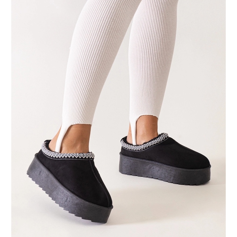 Chaussons noirs ornés de broderies sur une haute plateforme Luanel le noir 1 Chaussons noirs ornés de broderies sur une haute plateforme Luanel le noir 1