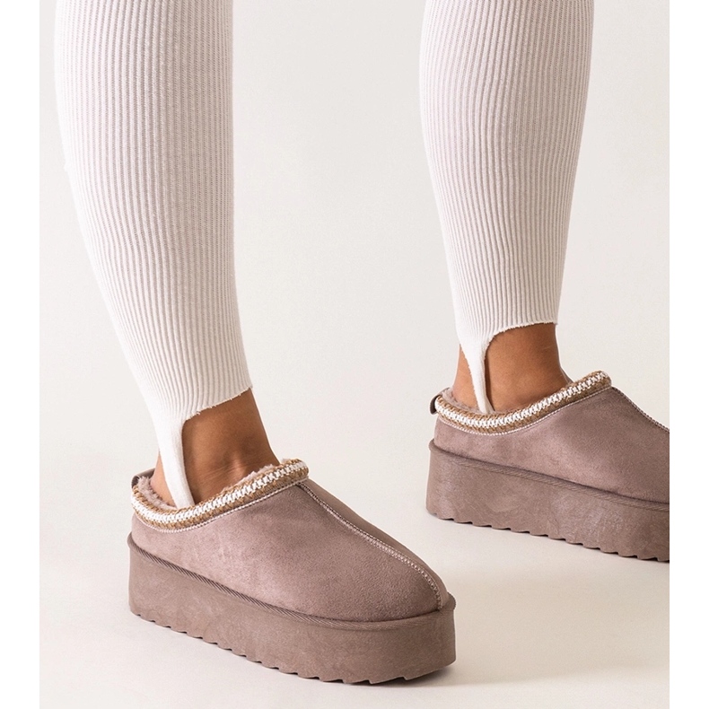 Chaussons beige foncé ornés de broderies sur plateforme haute par Luanela 1