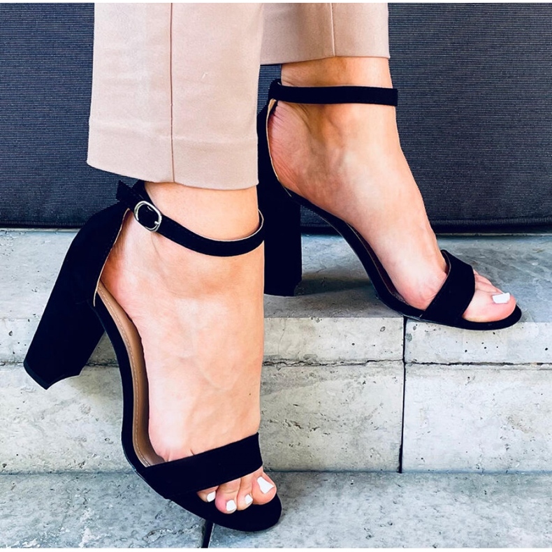 Sandales noires à talons hauts 2