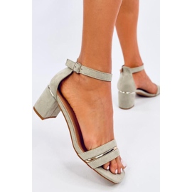 Sandales vertes à talons bas 3