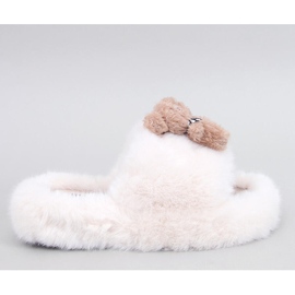 Chaussons en fourrure beige avec un ours en peluche 1