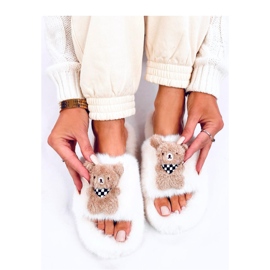 Chaussons en fourrure beige avec un ours en peluche 2