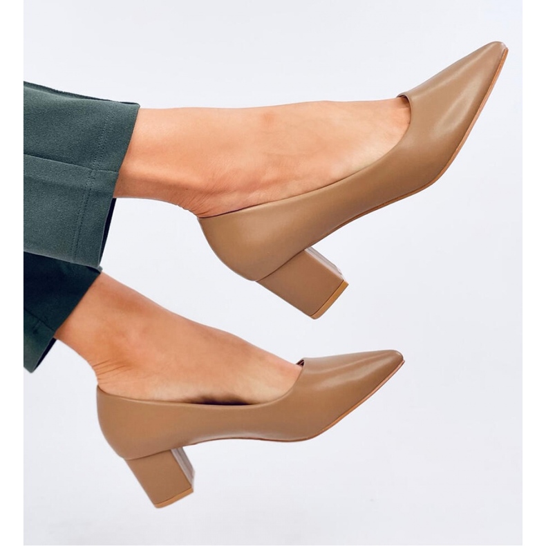 Escarpins kaki à petit talon brun 1