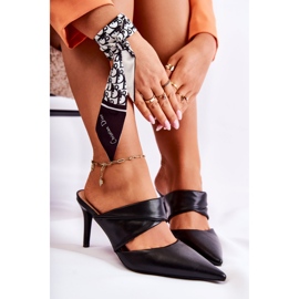 Tongs noires élégantes à talons hauts 1