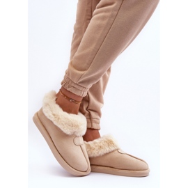 Pantoufles à enfiler isolées pour femmes beige clair 1 Pantoufles à enfiler isolées pour femmes beige clair 1