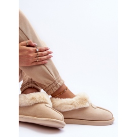 Pantoufles à enfiler isolées pour femmes beige clair 2 Pantoufles à enfiler isolées pour femmes beige clair 2