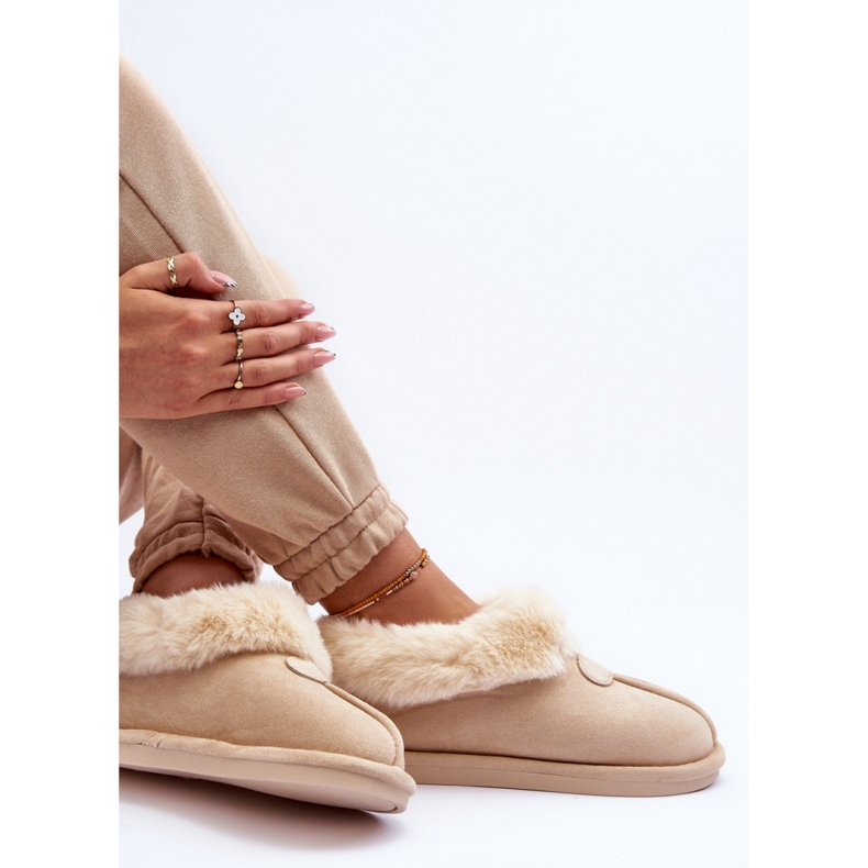 Pantoufles à enfiler isolées pour femmes beige clair 2 Pantoufles à enfiler isolées pour femmes beige clair 2