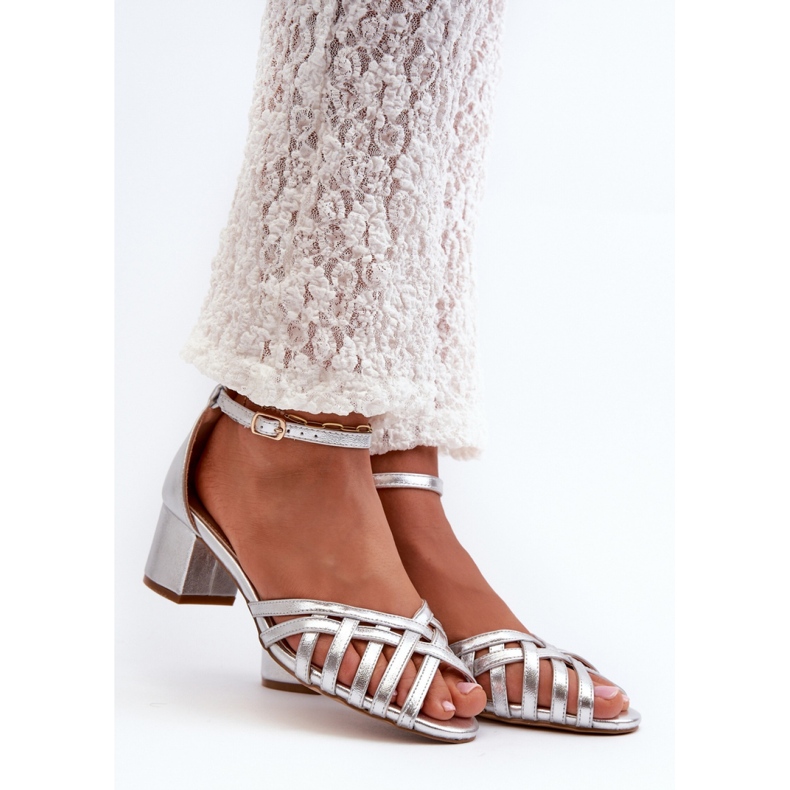 Sandales à talons bas femme argentées gris 1