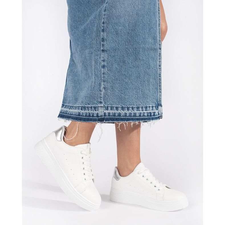 Baskets blanches sur la plateforme 1