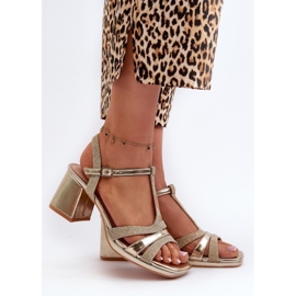 Sandales dorées sur le poteau d'or 1 Sandales dorées sur le poteau d'or 1