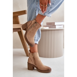 Bottines femme isolées beiges 2