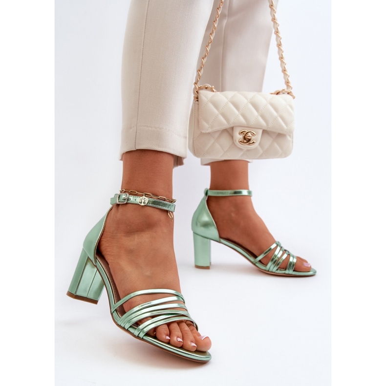 Sandales à talons hauts et lanières vertes 1