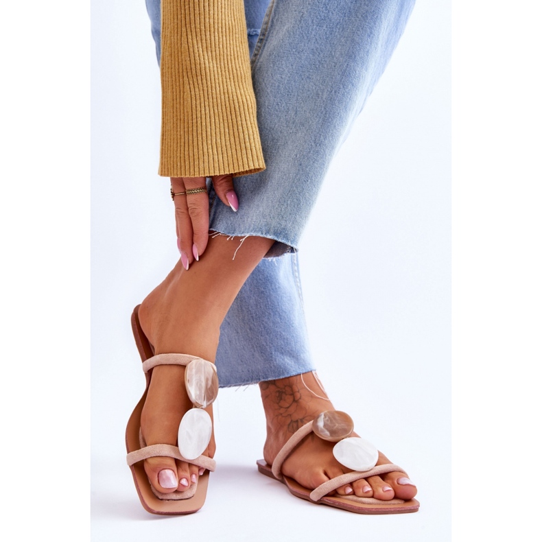 Chaussons en daim avec décorations beiges 1