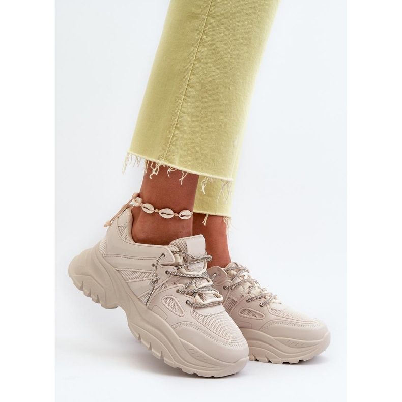 Chaussures de sport sur une plateforme beige massive 1 Chaussures de sport sur une plateforme beige massive 1